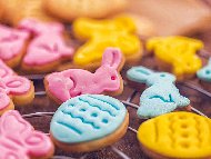 Рецепта Великденски захарни бисквитки с цветна глазура